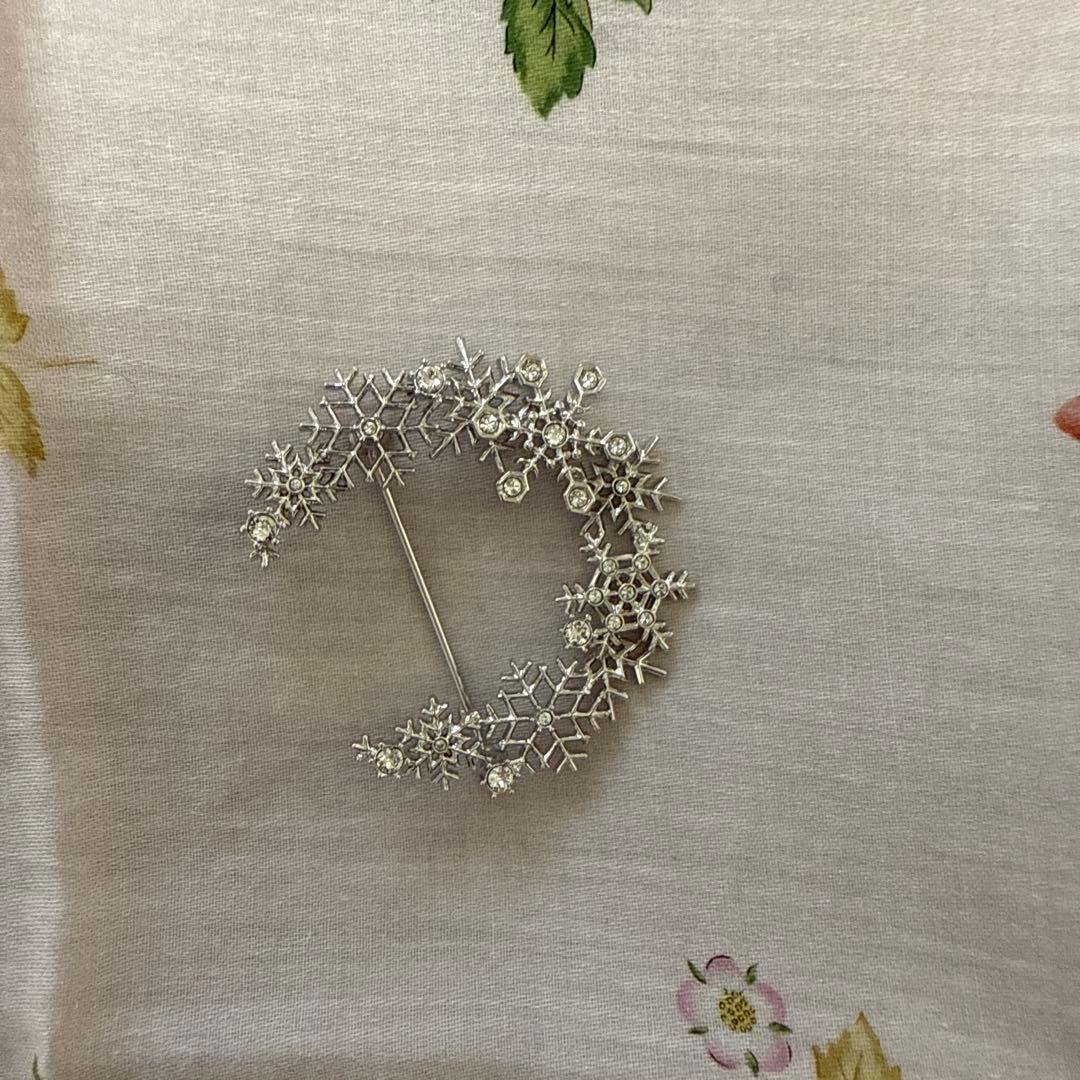 【ほぼ新品】ヴァンドームブティック　雪の結晶ブローチ