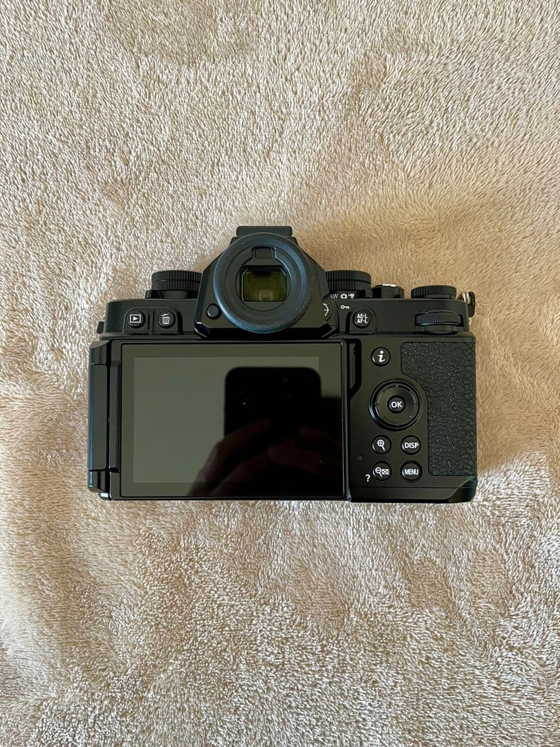 Nikon Zf 40mm f/2 SE Kit【ショット小・保護フィルター付】