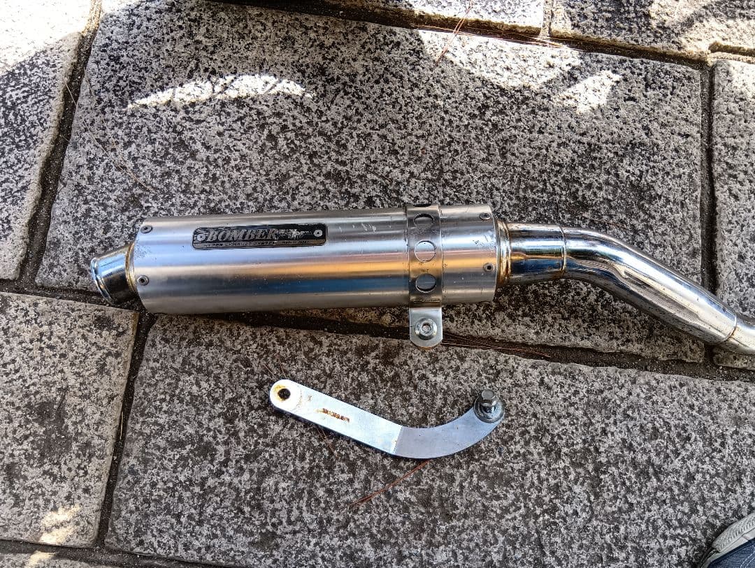 BOMBER マフラー 日本製 取り付け金具付き
