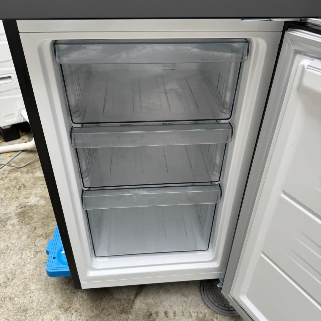 85⭐️2024年製美品★ハイアール　冷蔵庫　スリム　2ドア　マット　一人暮らし