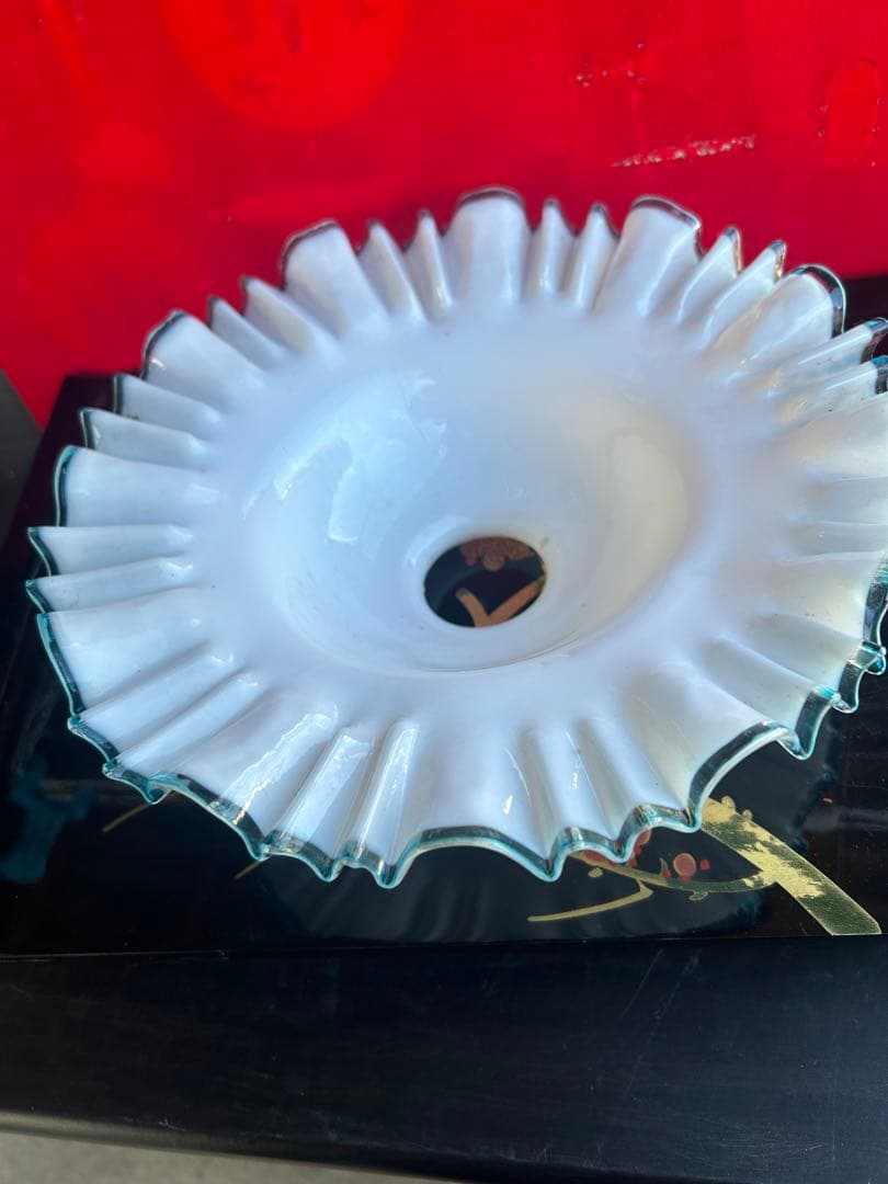 古い電笠乳白いフリルデザインのガラス製装飾品