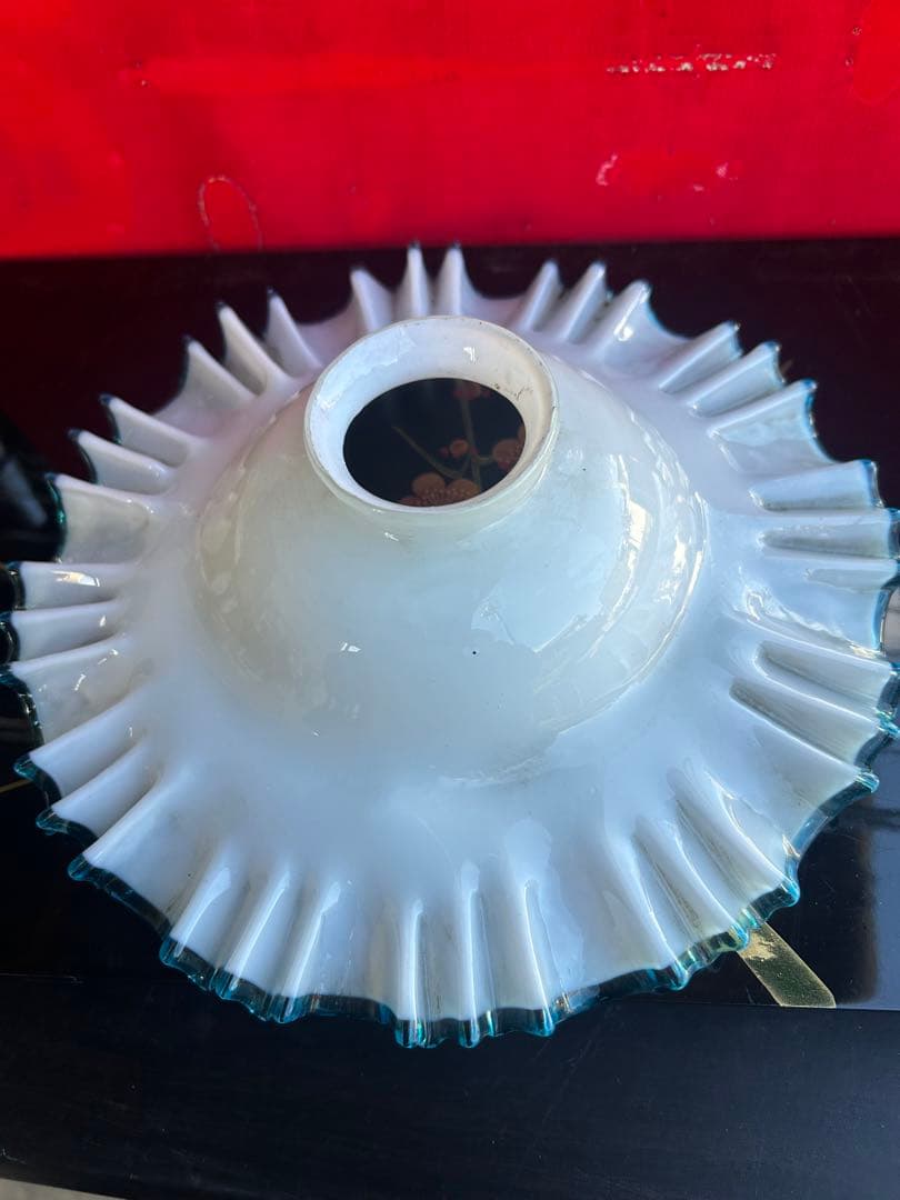 古い電笠乳白いフリルデザインのガラス製装飾品