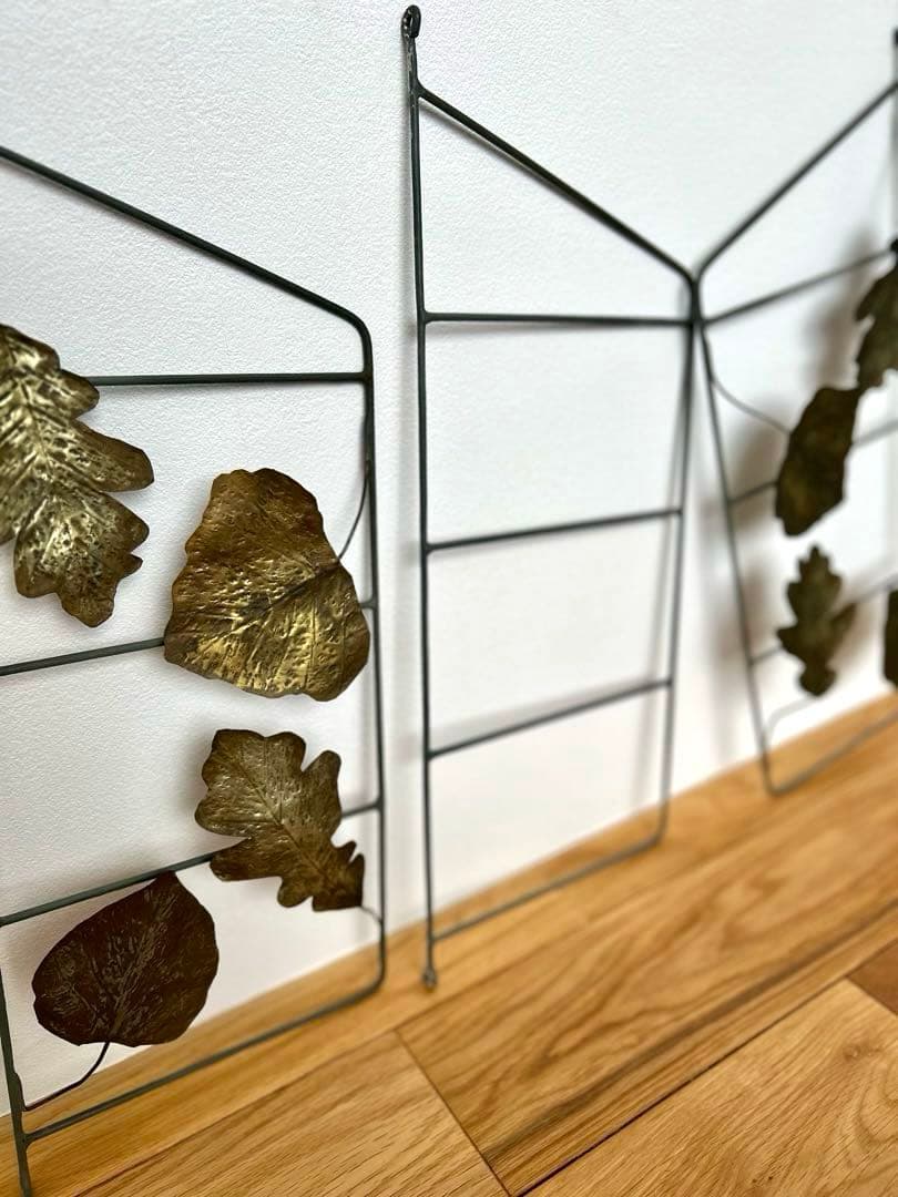 独60年代　ヴィンテージ・アイアンシェルフ　真鍮の葉っぱモチーフとチーク材の棚板