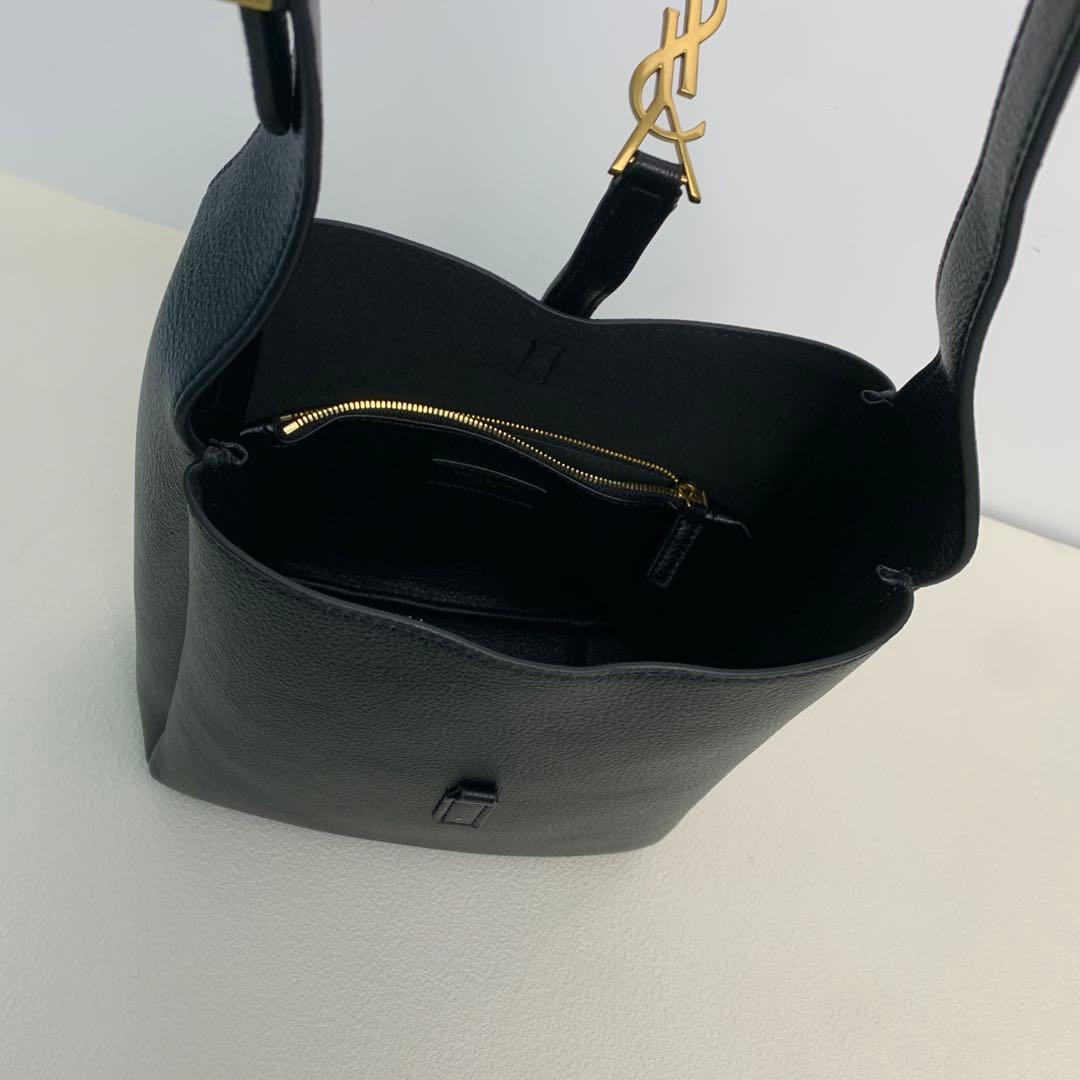 Yves Saint Laurent 黒 レザー ショルダーバッグ