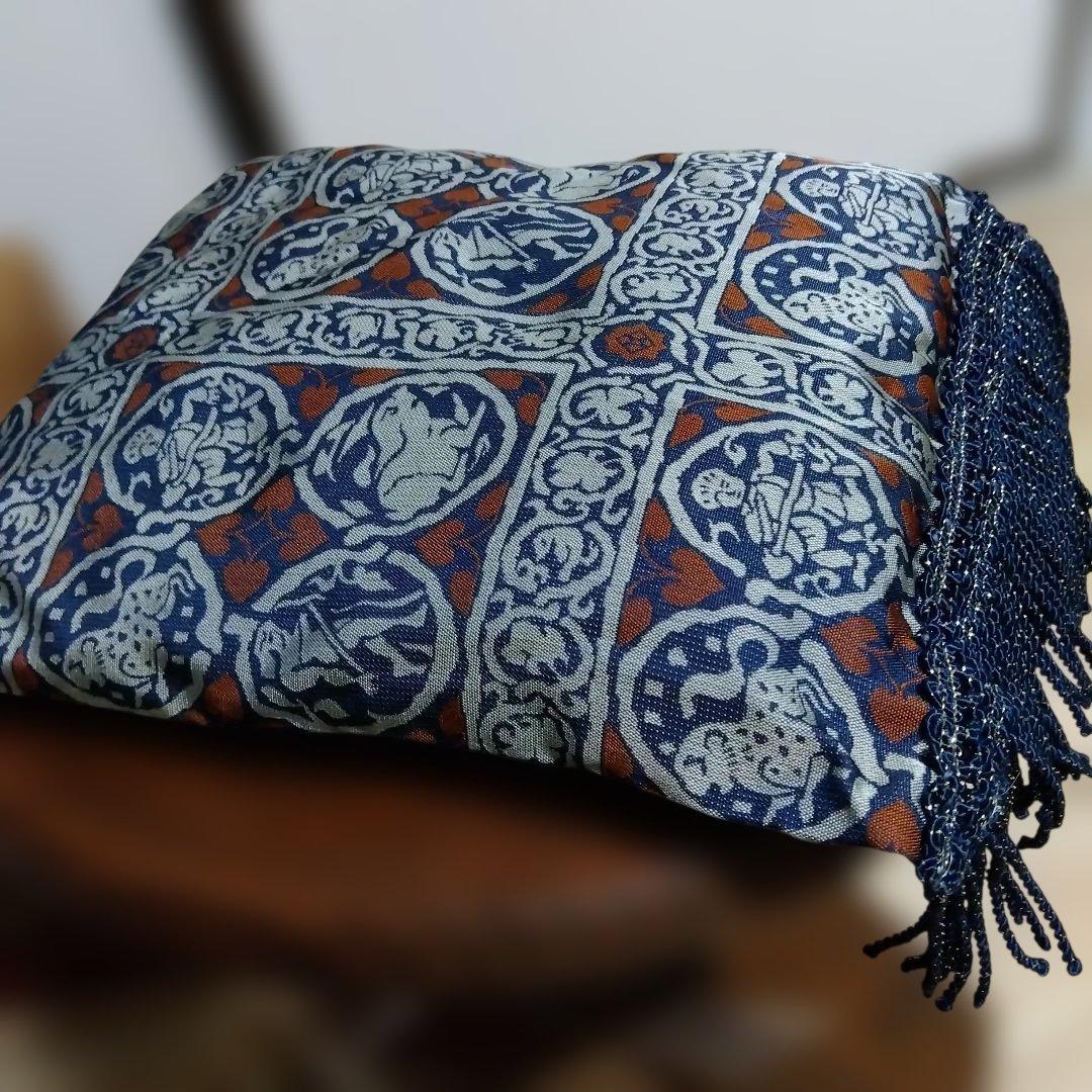 縁起良い置物　宝尽し図　書道などの腕枕？　天然素材(牙角骨？)　座布団付き