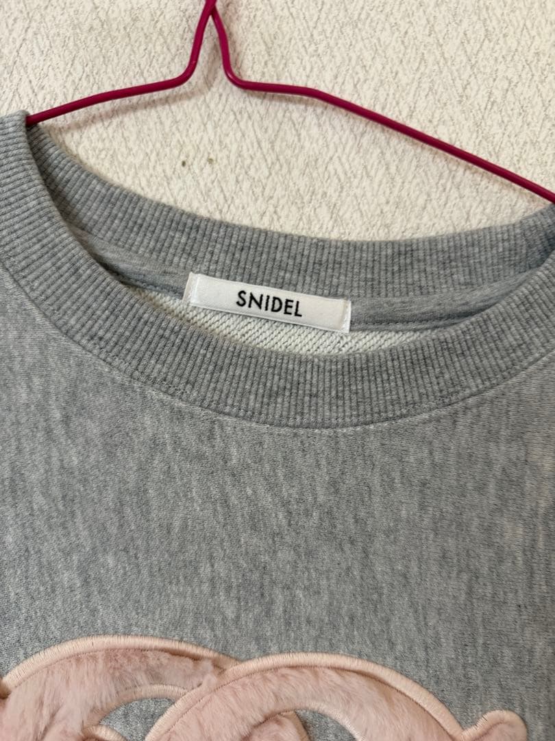 SNIDEL グレー 刺繍ロゴ スウェット