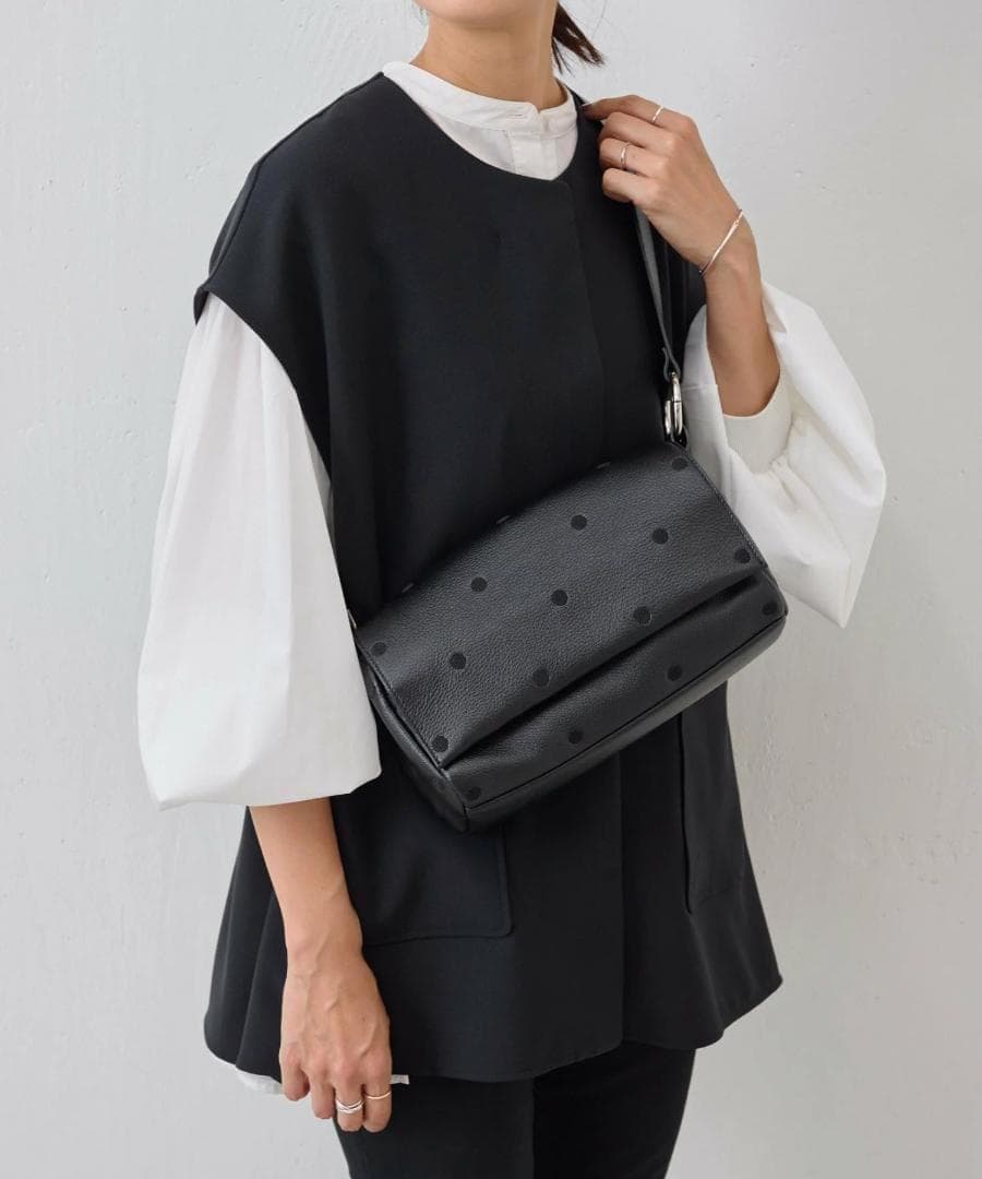 BEARDSLEY 《本革》ドットボディバッグ（ブラック）