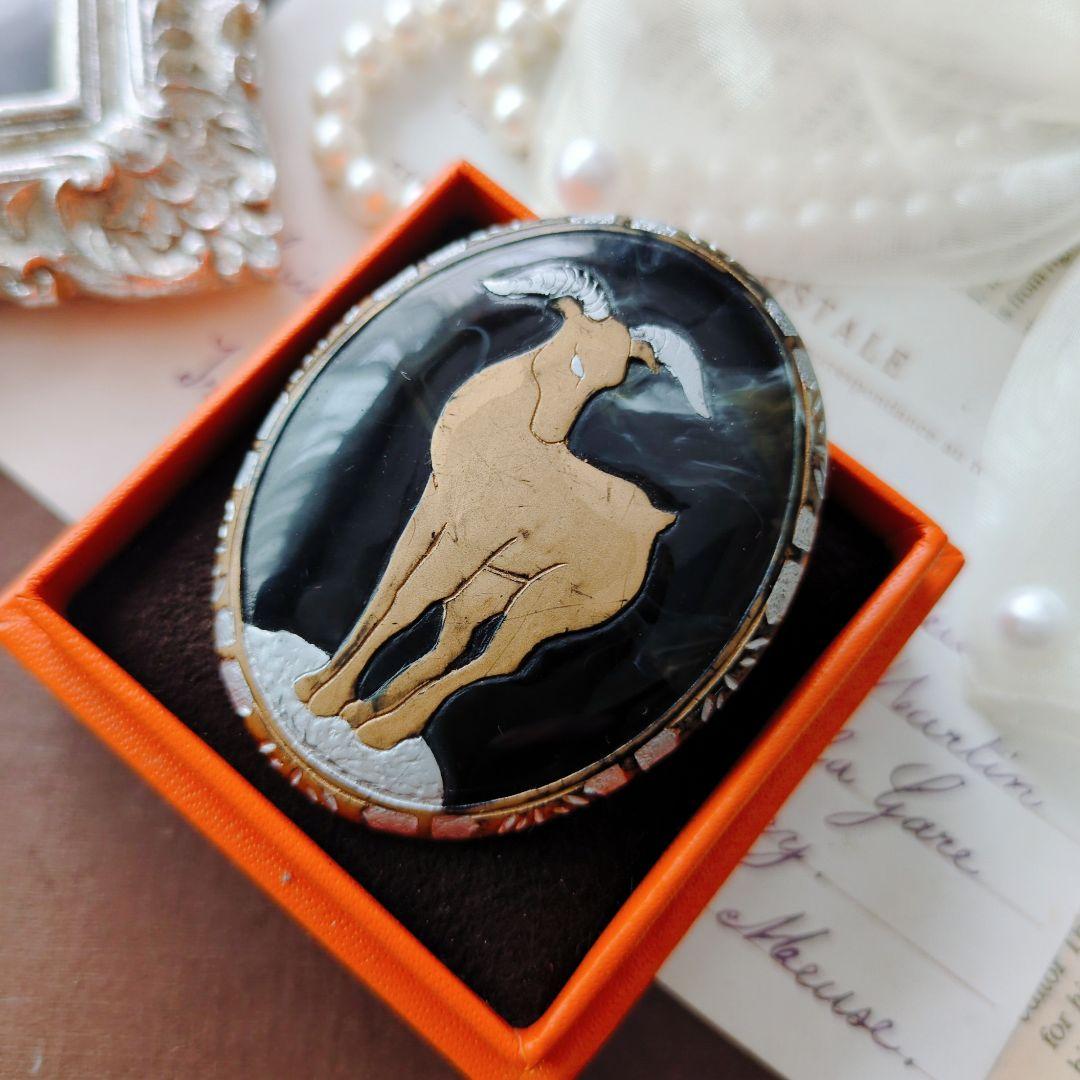 アキオ モリ 岩場に立つ山羊 ブローチ アカンサス模様 金蒔絵 水牛角 森暁雄