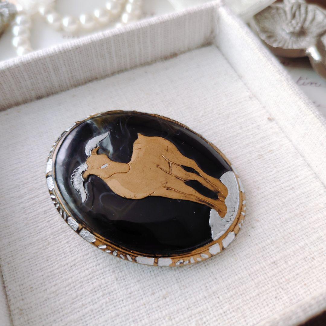 アキオ モリ 岩場に立つ山羊 ブローチ アカンサス模様 金蒔絵 水牛角 森暁雄