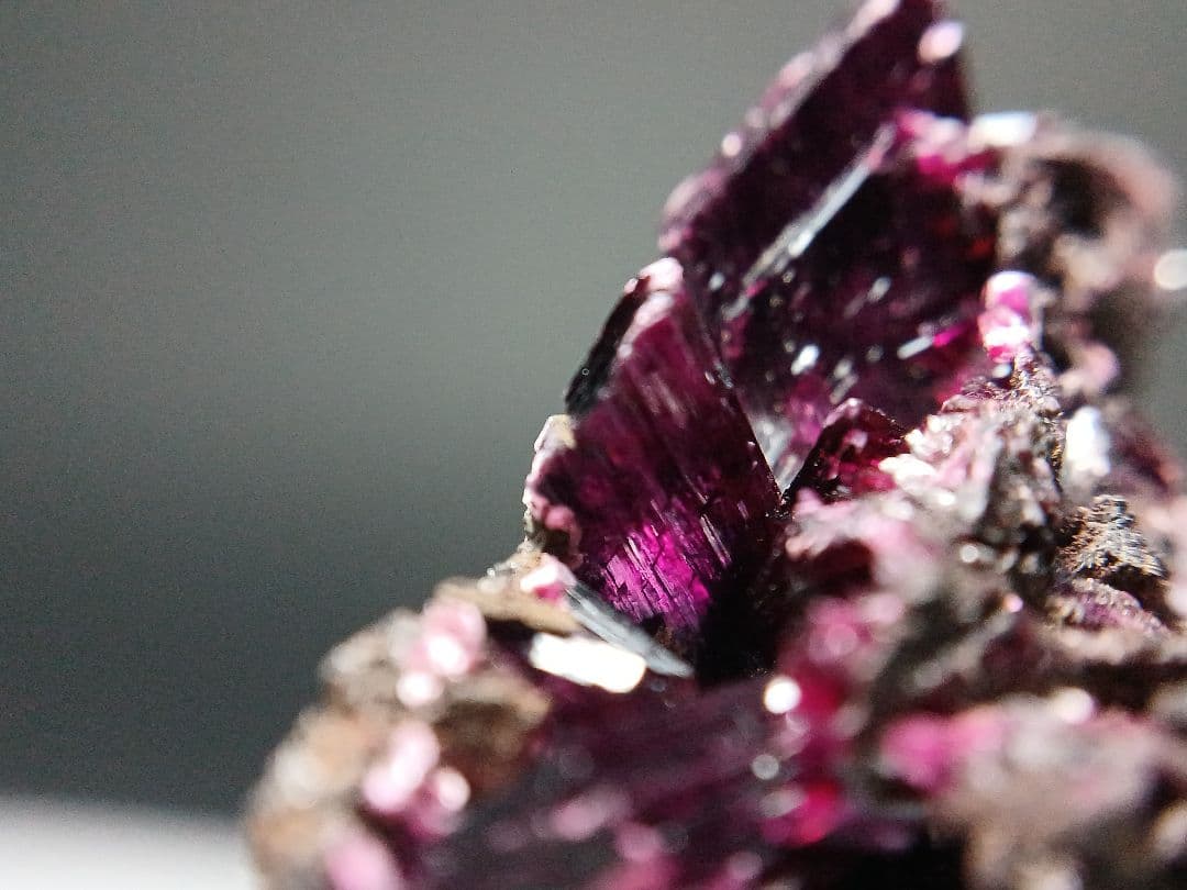 だいき　エリスライト　原石　コバルト華　鉱物標本