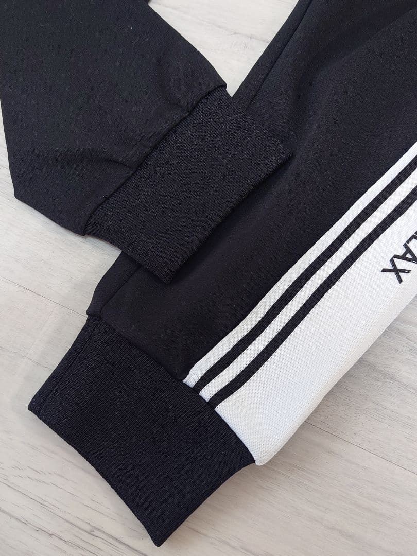 新品Lサイズ セットアップ ラインロゴ ウノピゥウノウグァーレトレ リラックス