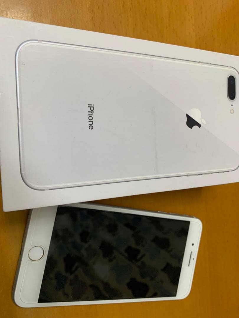 再値引■iPhone8 plus 64GB Silver SIMフリー　背面割れ