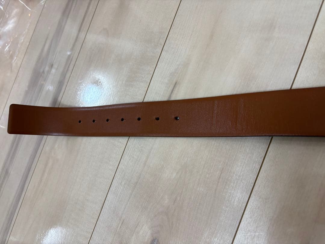 Vロゴ シグネチャー シャイニーカーフスキン リバーシブルベルト 40MM