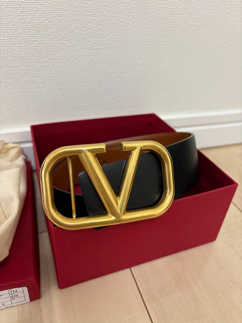 Vロゴ シグネチャー シャイニーカーフスキン リバーシブルベルト 40MM