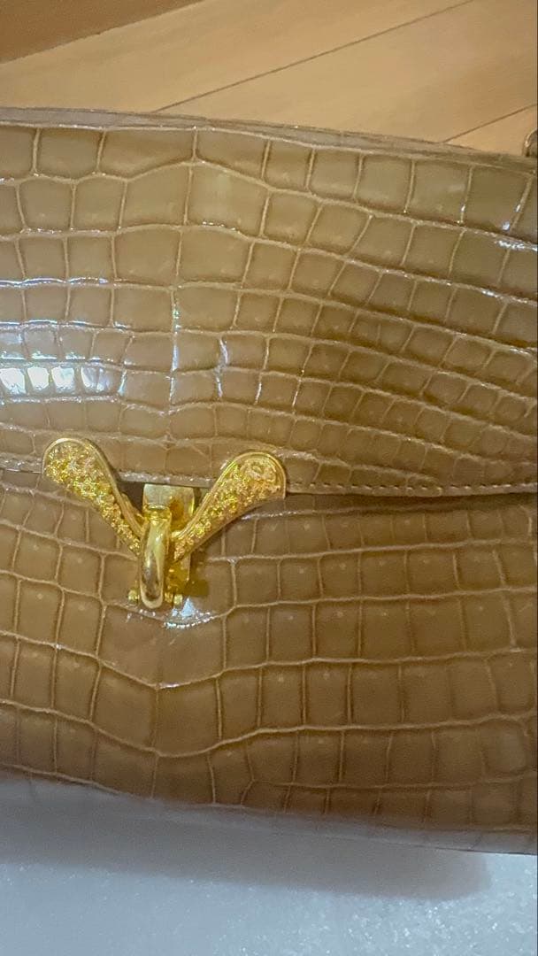 クロコダイル型押しデザインのハンドバッグ