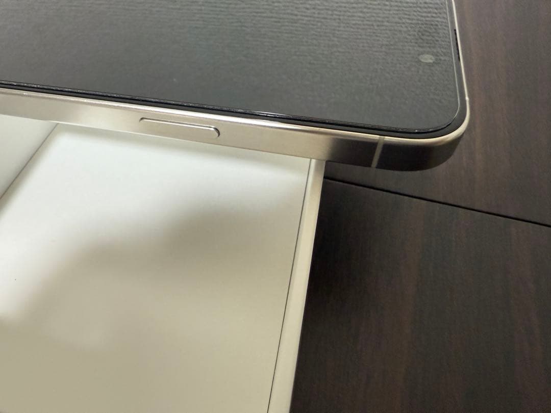 【訳あり】Apple iPhone 15Pro ホワイトチタニウム（ケース付き）