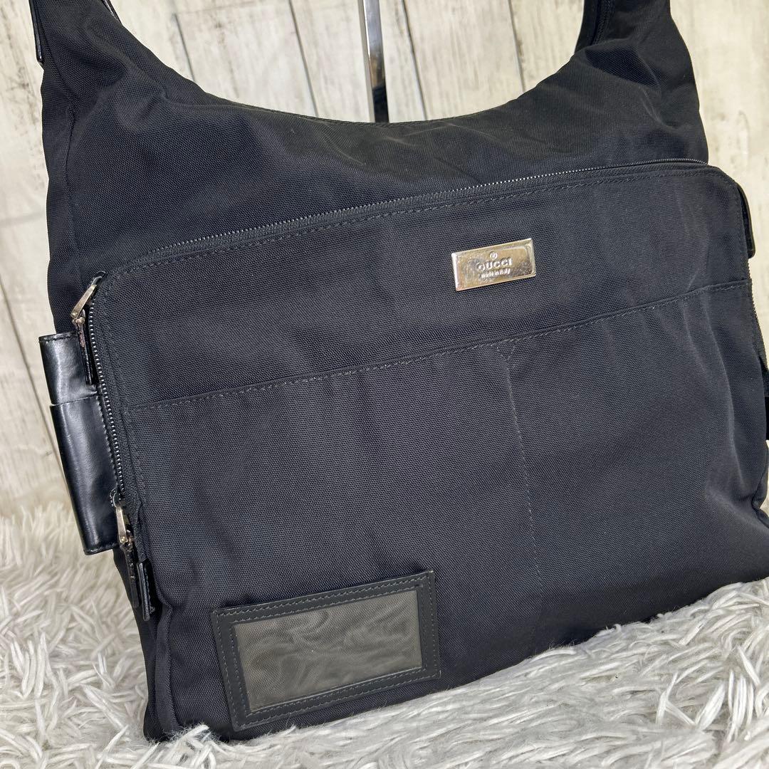 GUCCI ショルダーバッグ　ロゴプレート　ナイロン　ブラック　ロゴ