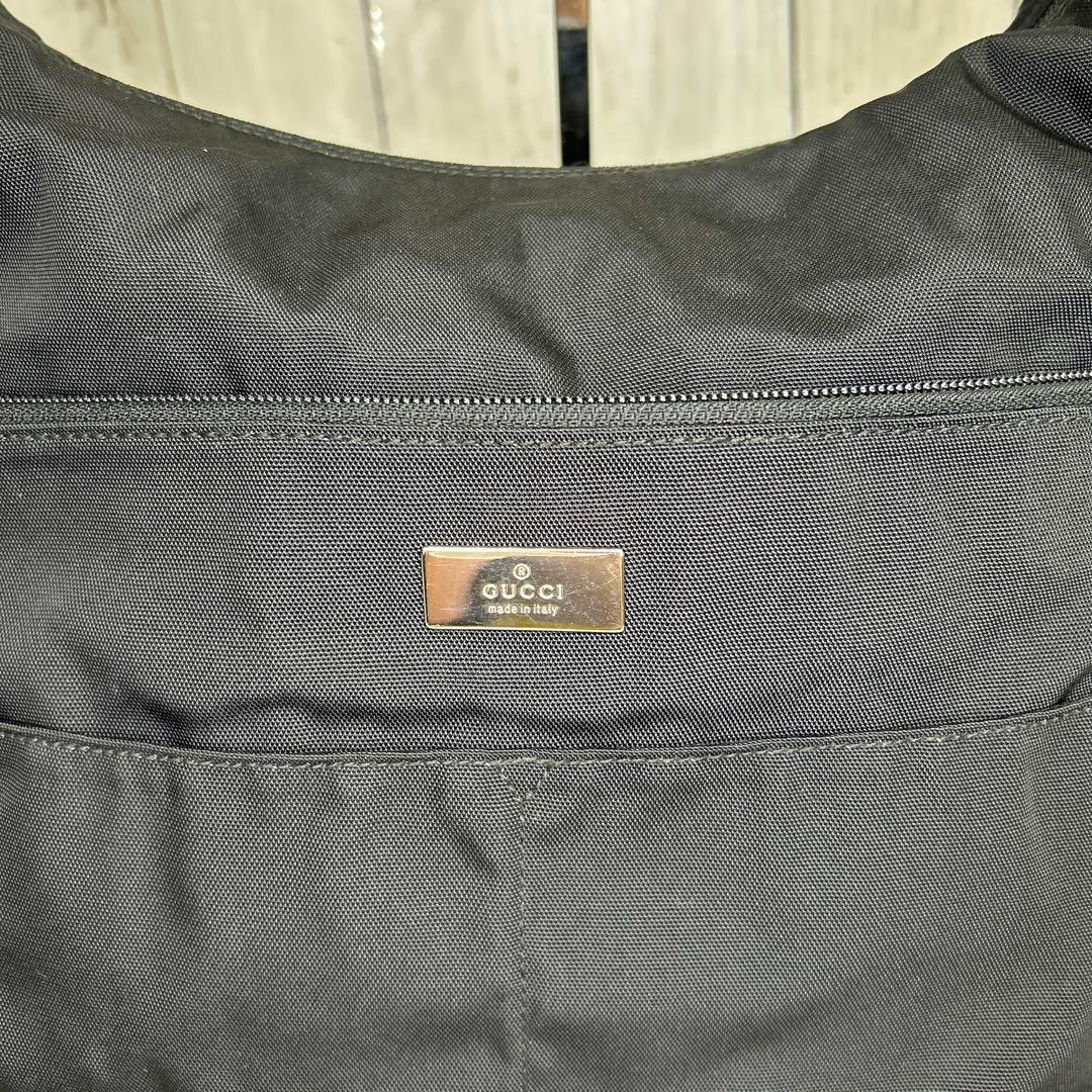 GUCCI ショルダーバッグ　ロゴプレート　ナイロン　ブラック　ロゴ