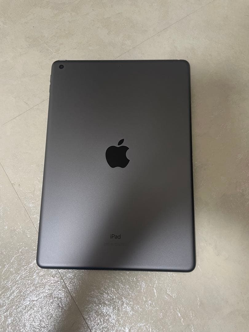 iPad 代7世代スペースグレー ブラックカバー付き