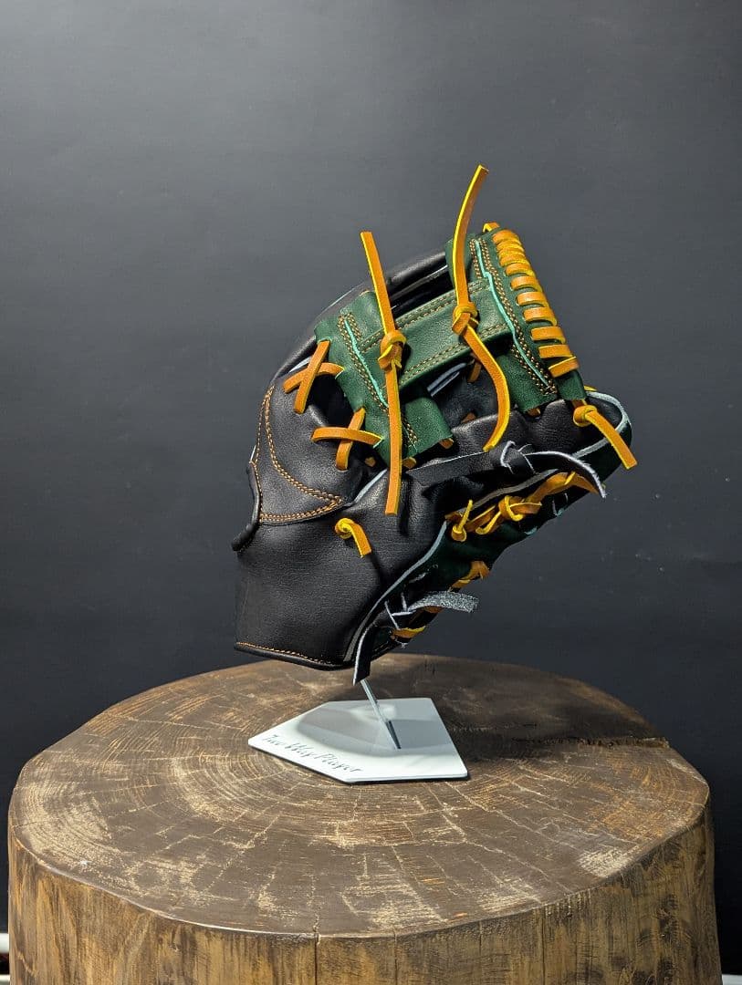 ブラックとダークグリーンの軟式用野球グローブ