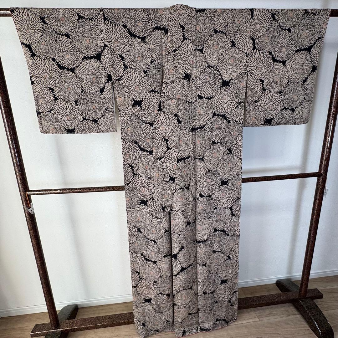 しつけ付き　正絹　小紋　和装　現代　着物　袷　165裄67 黒　縮緬　菊　トール