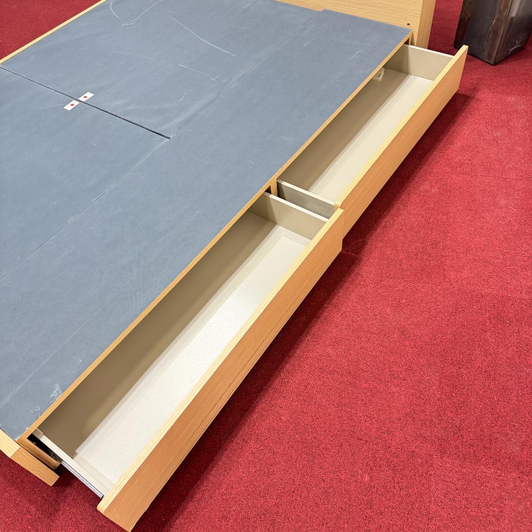 ダブルベッド　引き出し有り　コンセント付き　枕元に収納有