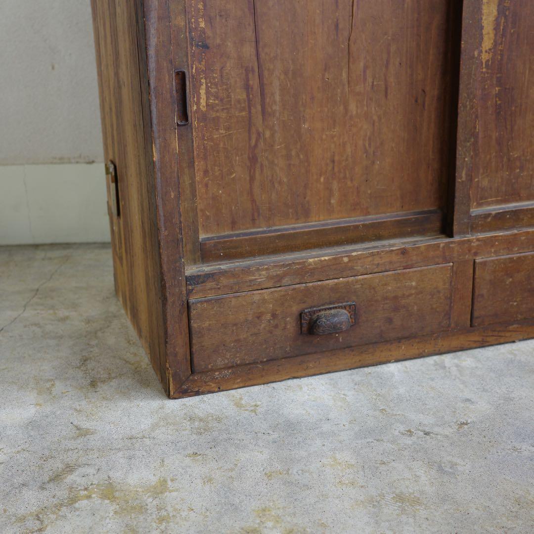 草むしり！　日本の古い引き戸の棚