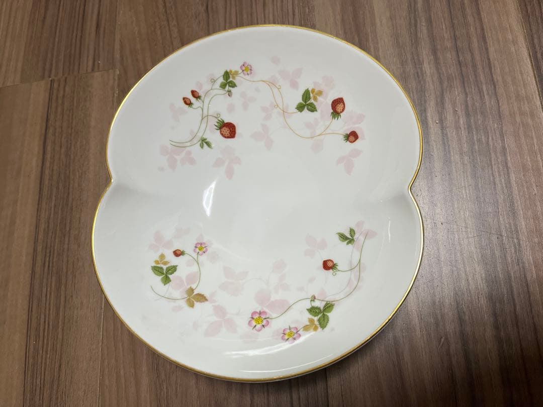 ウェッジウッドワイルドストロベリー　サラダボウル2枚皿1枚マリアージュ ボウル1