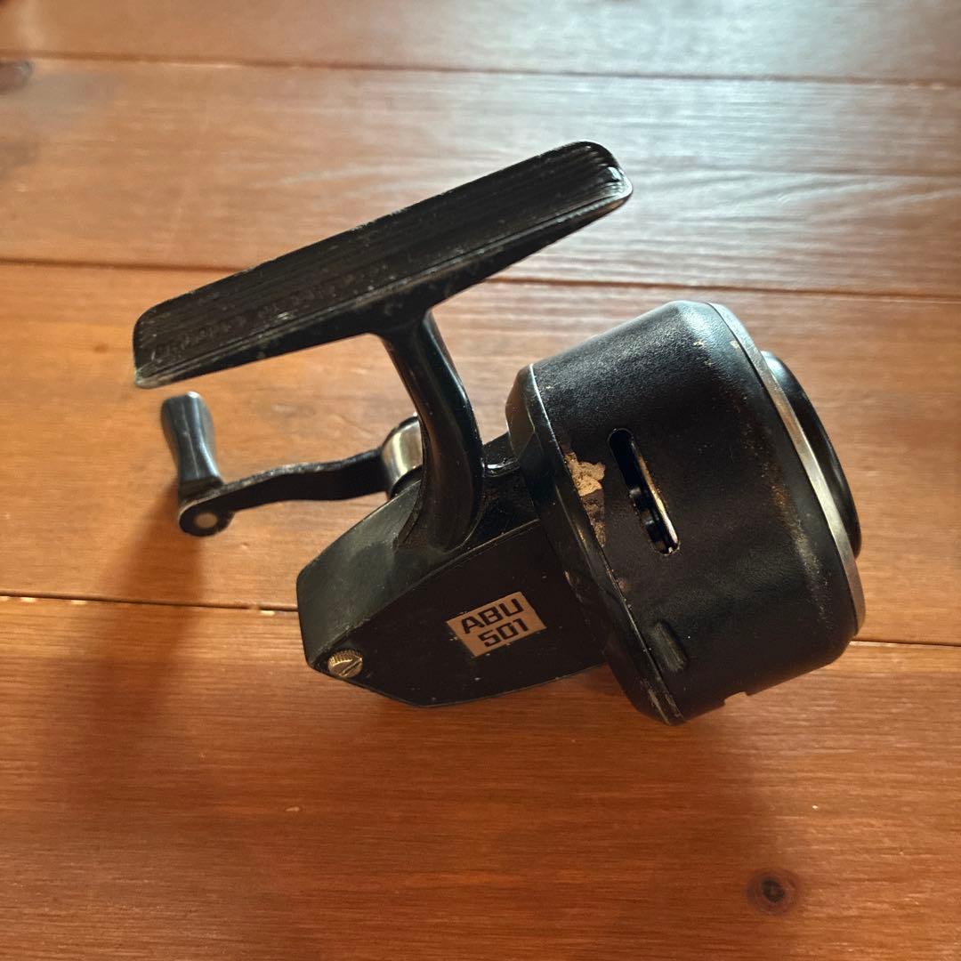 ABU501 　クローズドフェイスリール　欠品あり 機械良好