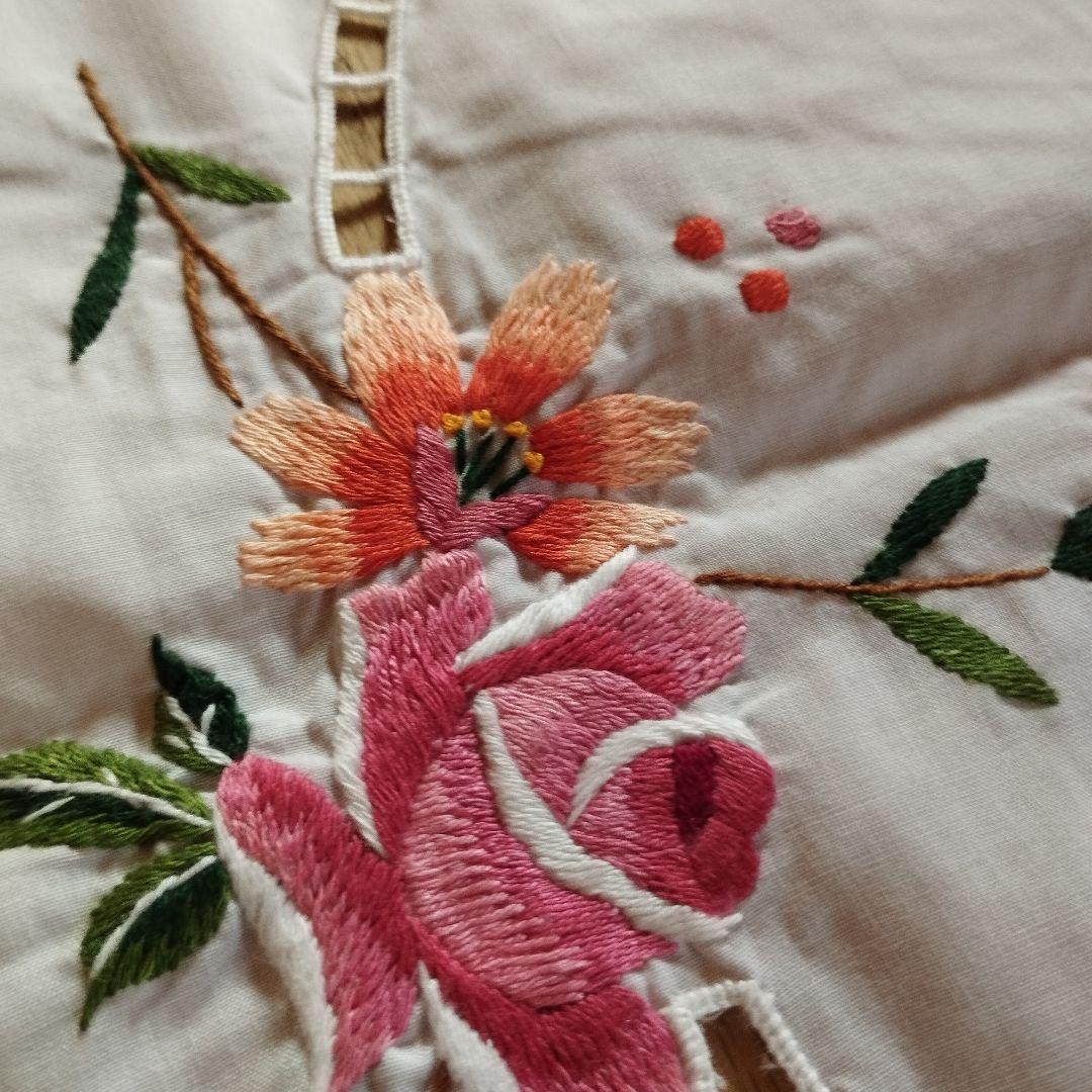 イギリスヴィンテージ　薔薇のモチーフ手刺繍　オーバル　大判　テーブルクロス