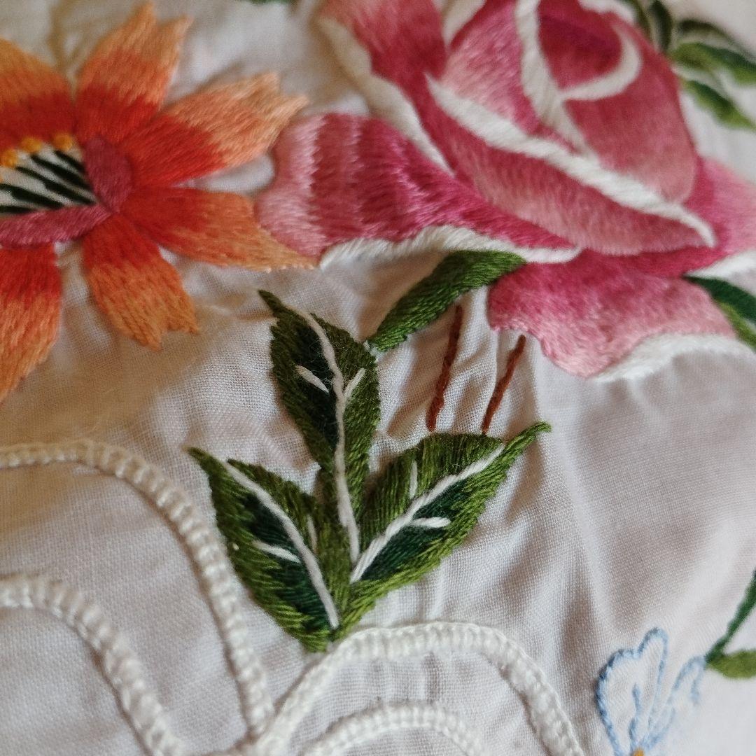 イギリスヴィンテージ　薔薇のモチーフ手刺繍　オーバル　大判　テーブルクロス