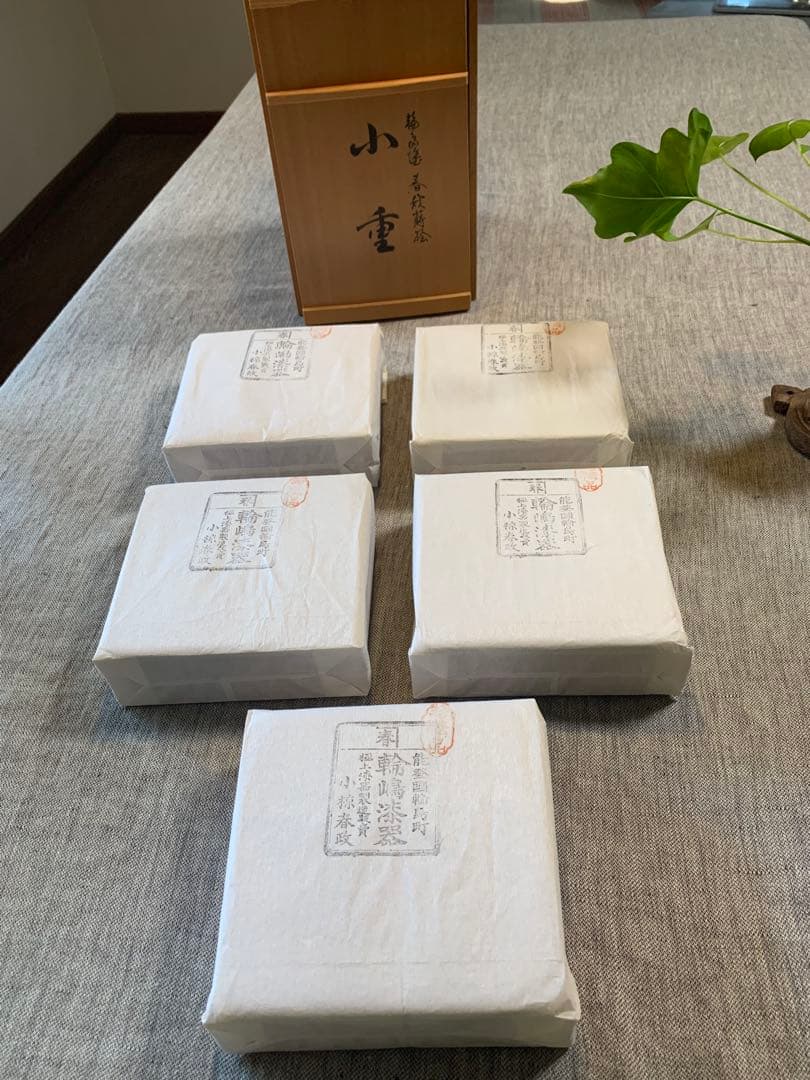 ￼輪島塗 小重（小ぶり重箱）五客　春秋蒔絵　桜　紅葉　ちらし　木箱入未使用保管品