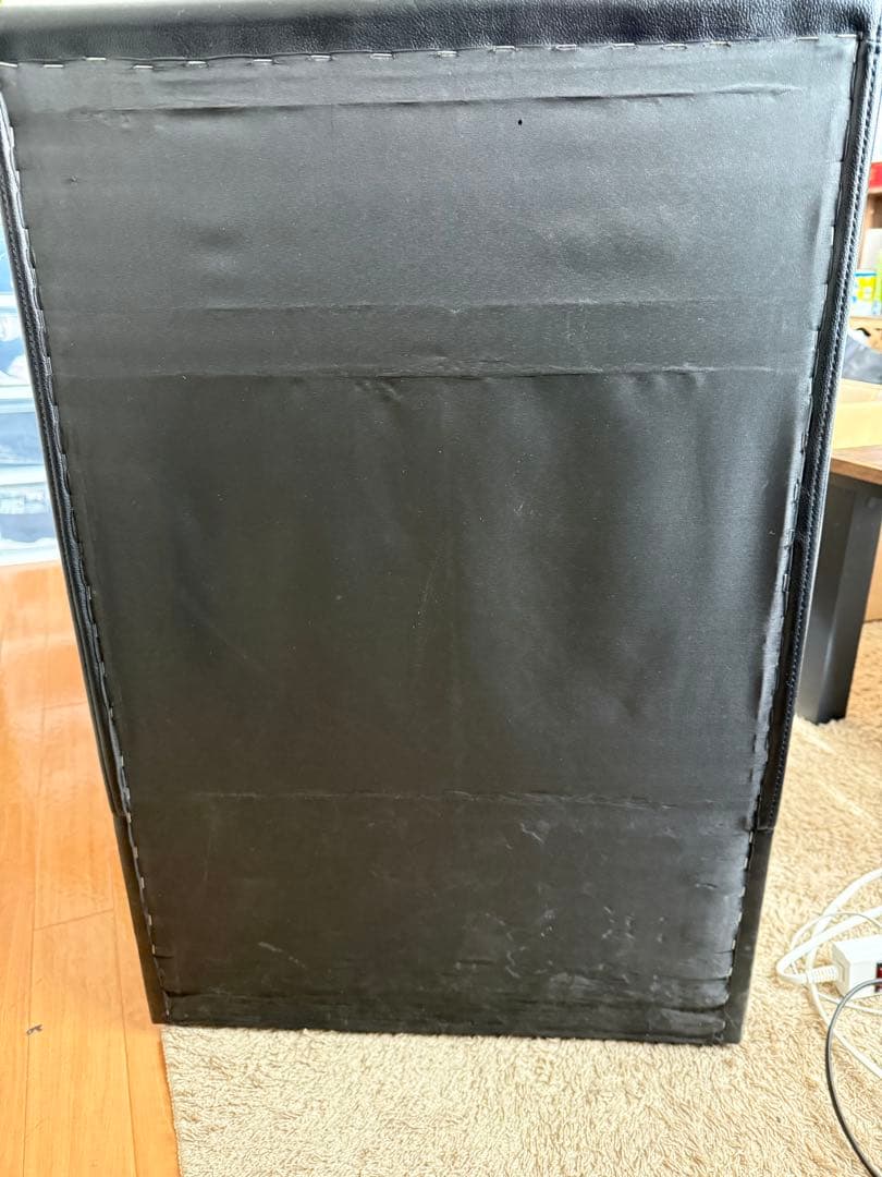 黒い1人掛けソファ