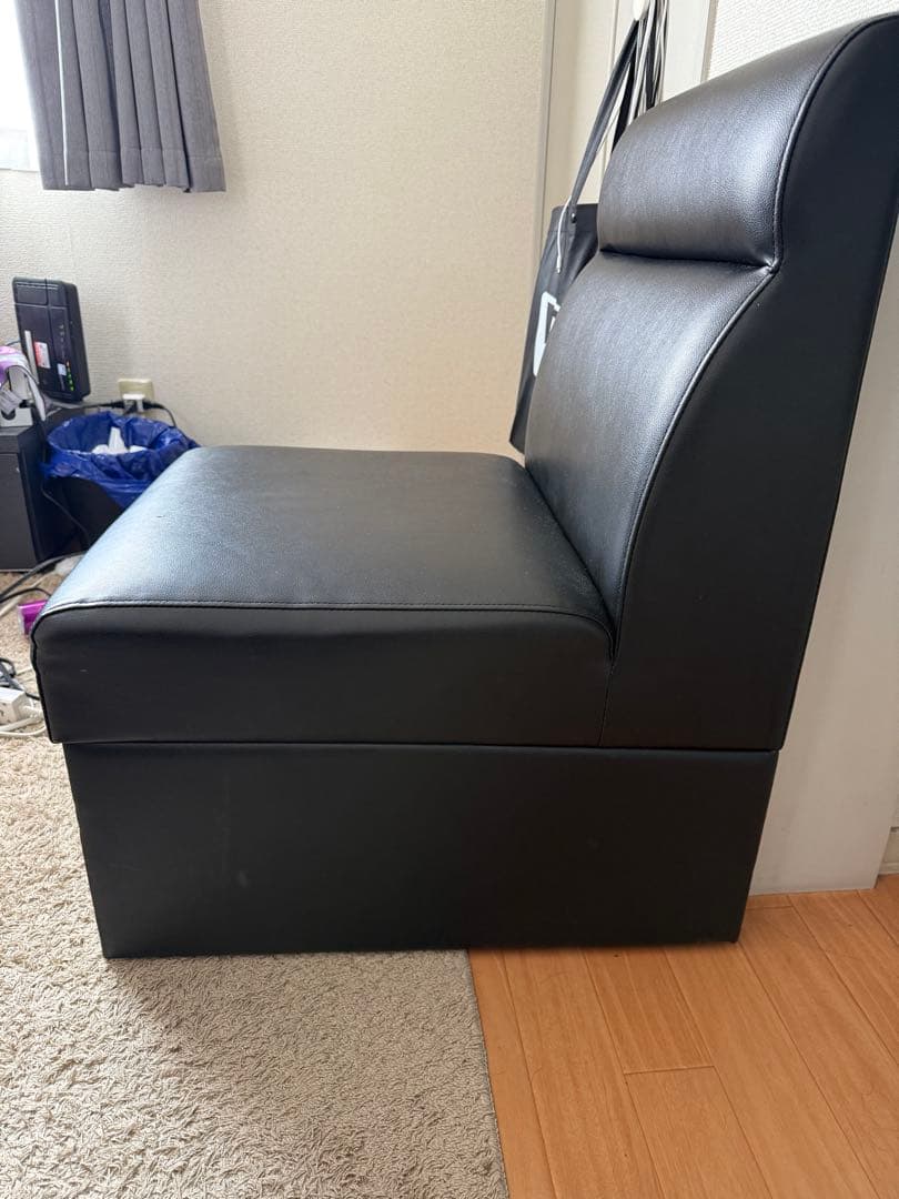 黒い1人掛けソファ