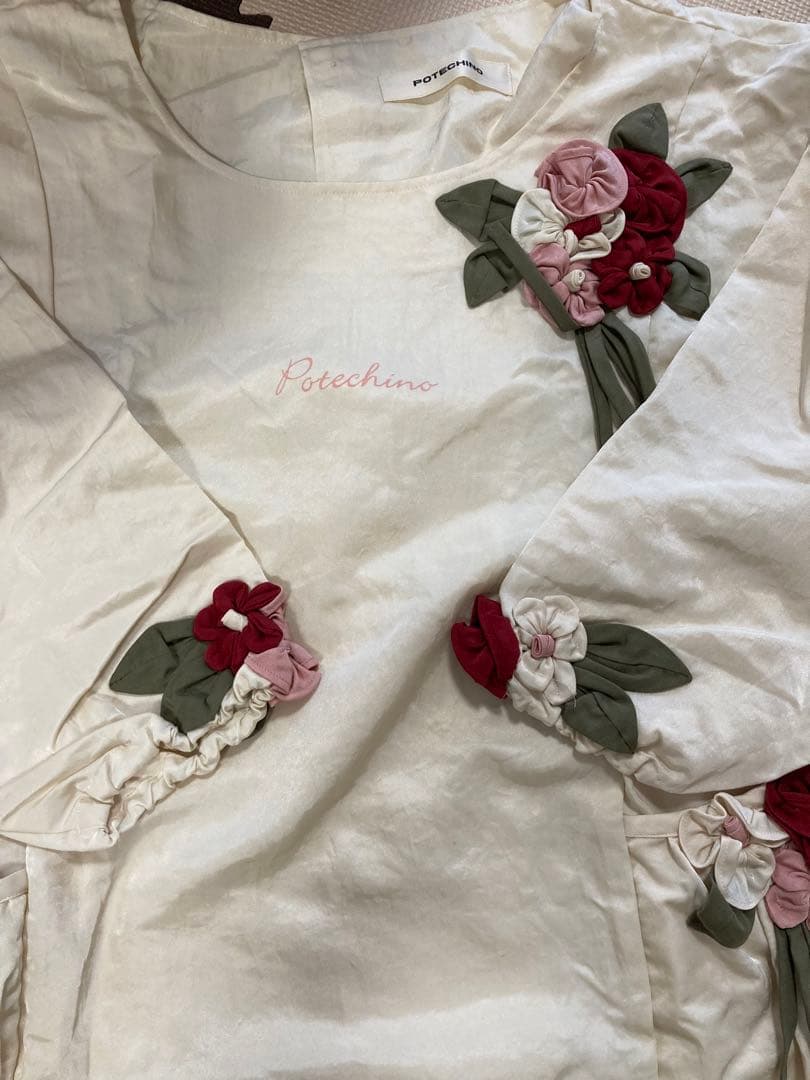 【新品未使用】POTECHINO 花柄刺繍長袖エプロン　白色ベージュ ポテチーノ