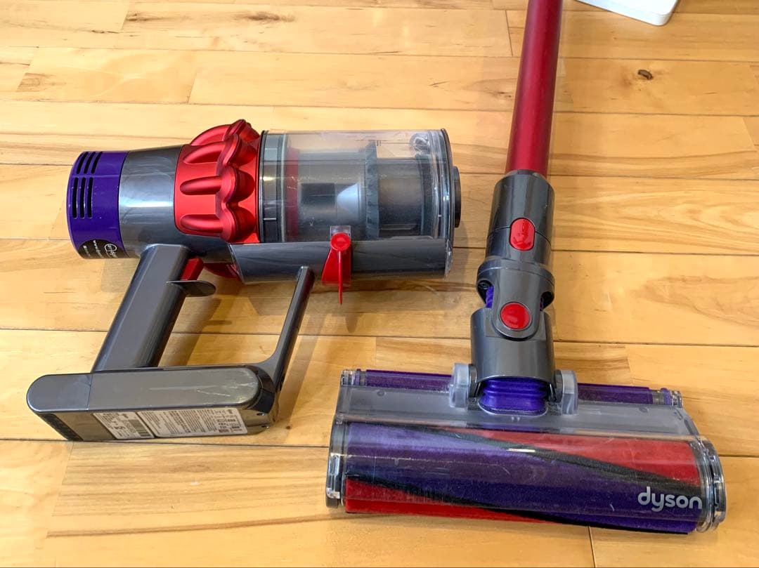 Dyson Cyclone V10 Fluffy+、アタッチメント5個、ラック付