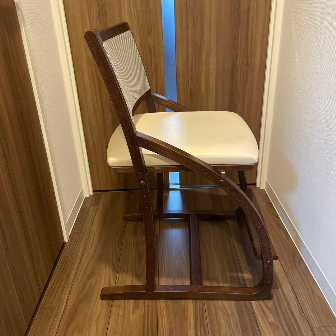 カリモク　学習椅子　クレシェ　XT2401