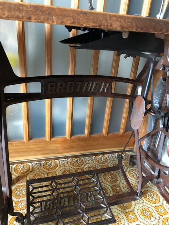 工業用足踏みミシン　ブラザー　： アンティーク