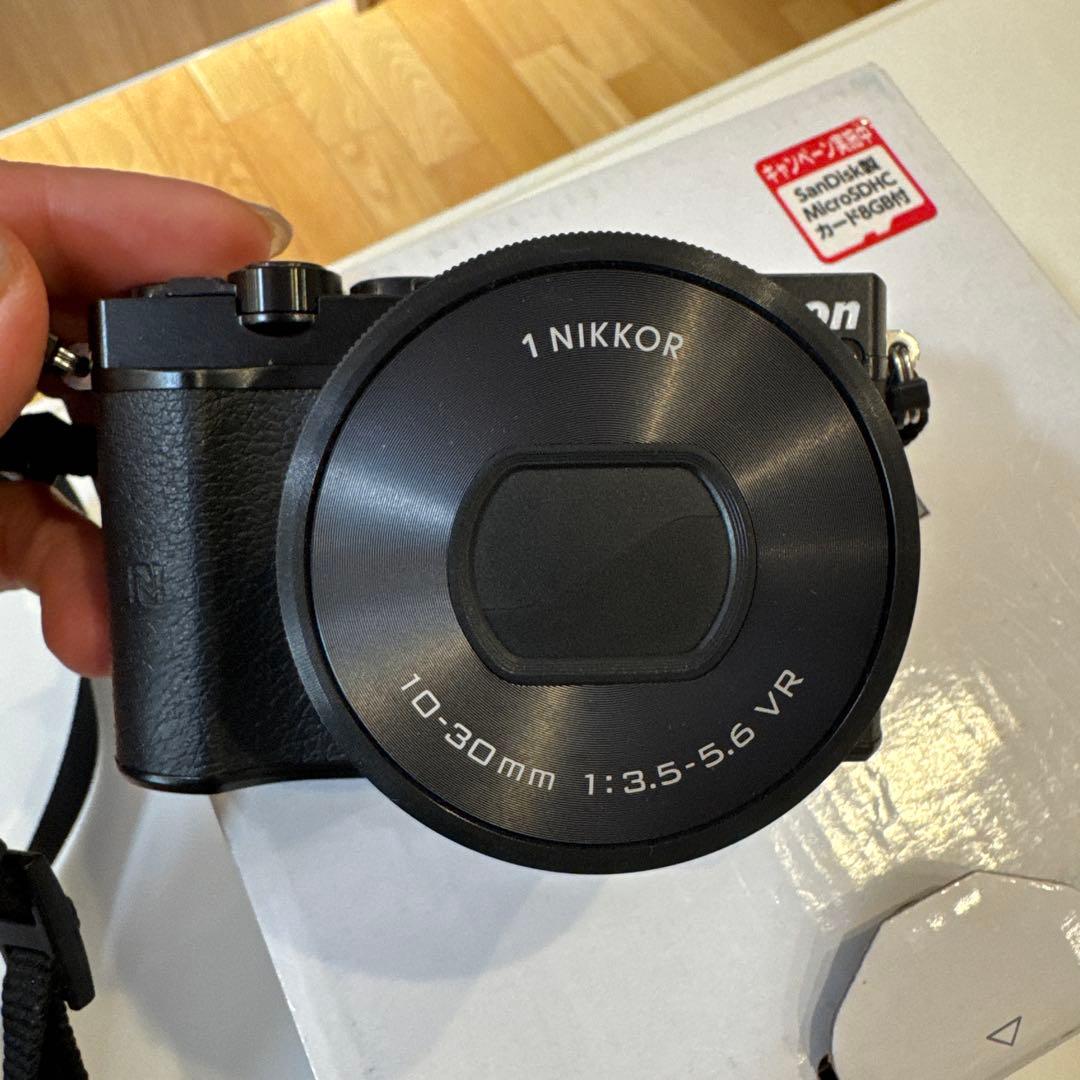 値下げ中！Nikon 1 J5 ミラーレスカメラ　自撮りカメラ