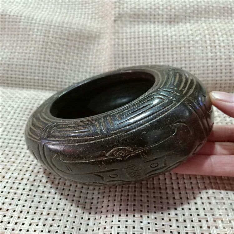 古い工芸品の鉄の石の彫刻や花の筆洗や古遊びの文壇用品