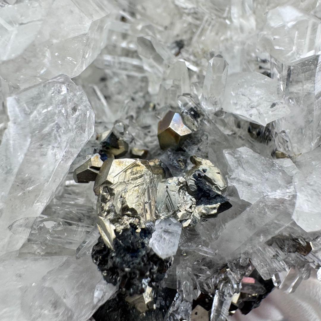 G-129パイライト共生 水晶クラスター 黄鉄鉱 自形結晶 鉱物標本 天然石