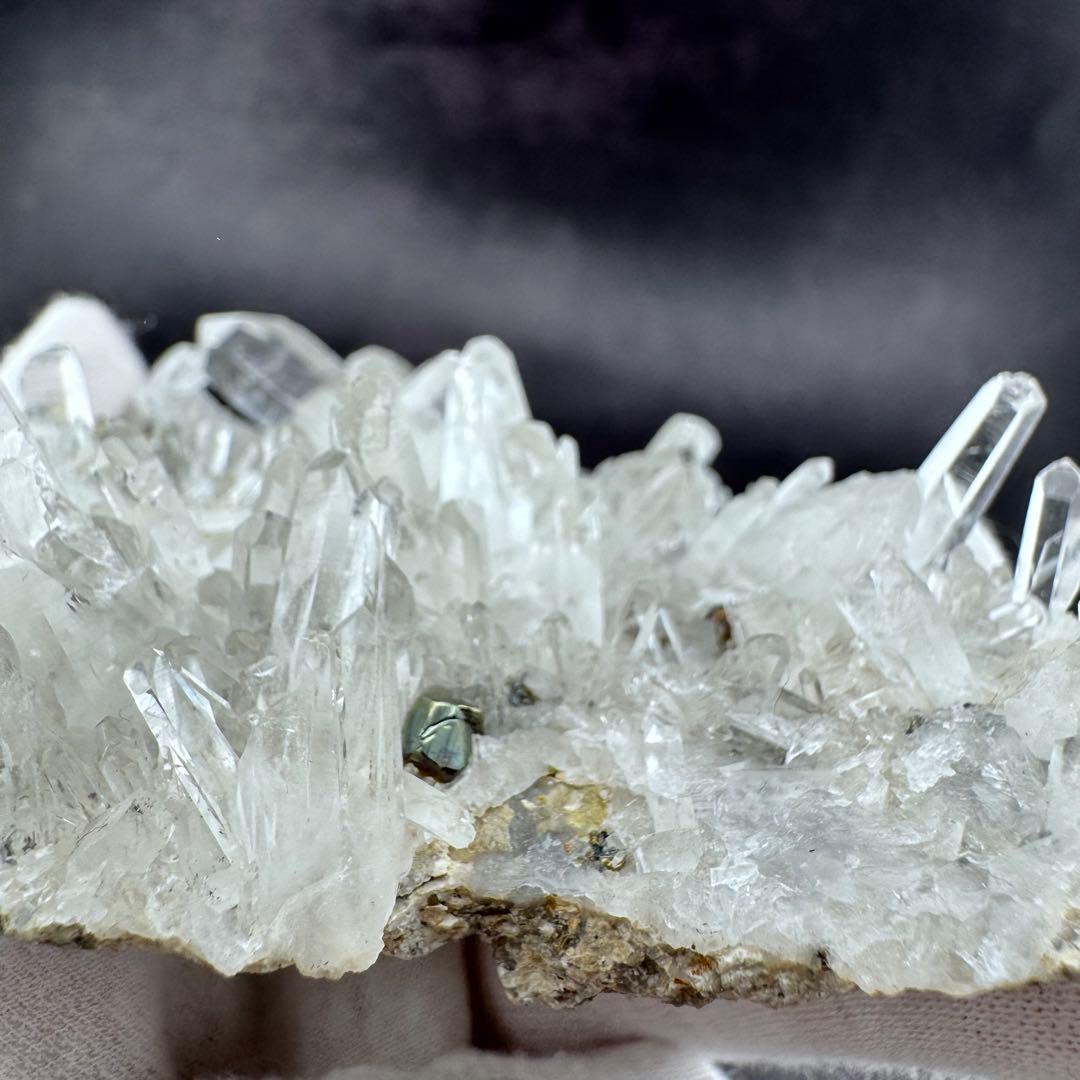 G-129パイライト共生 水晶クラスター 黄鉄鉱 自形結晶 鉱物標本 天然石