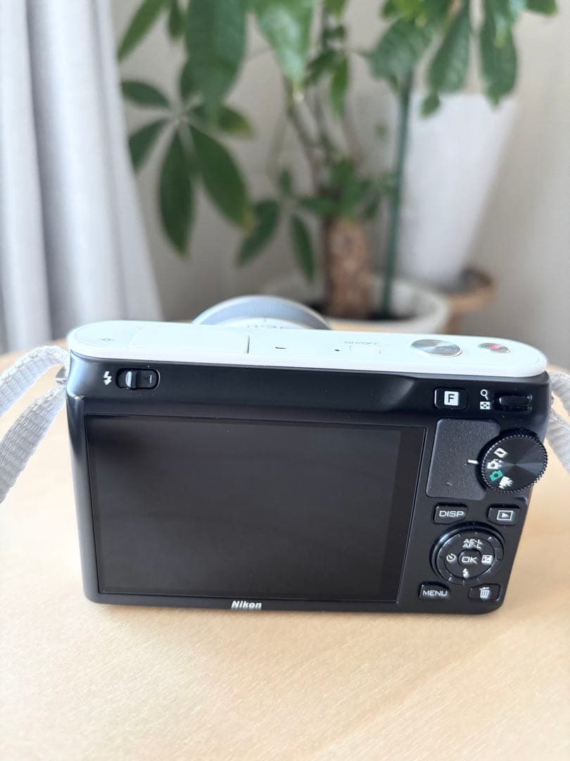 Nikon ニコン ミラーレスカメラ J１ホワイト
