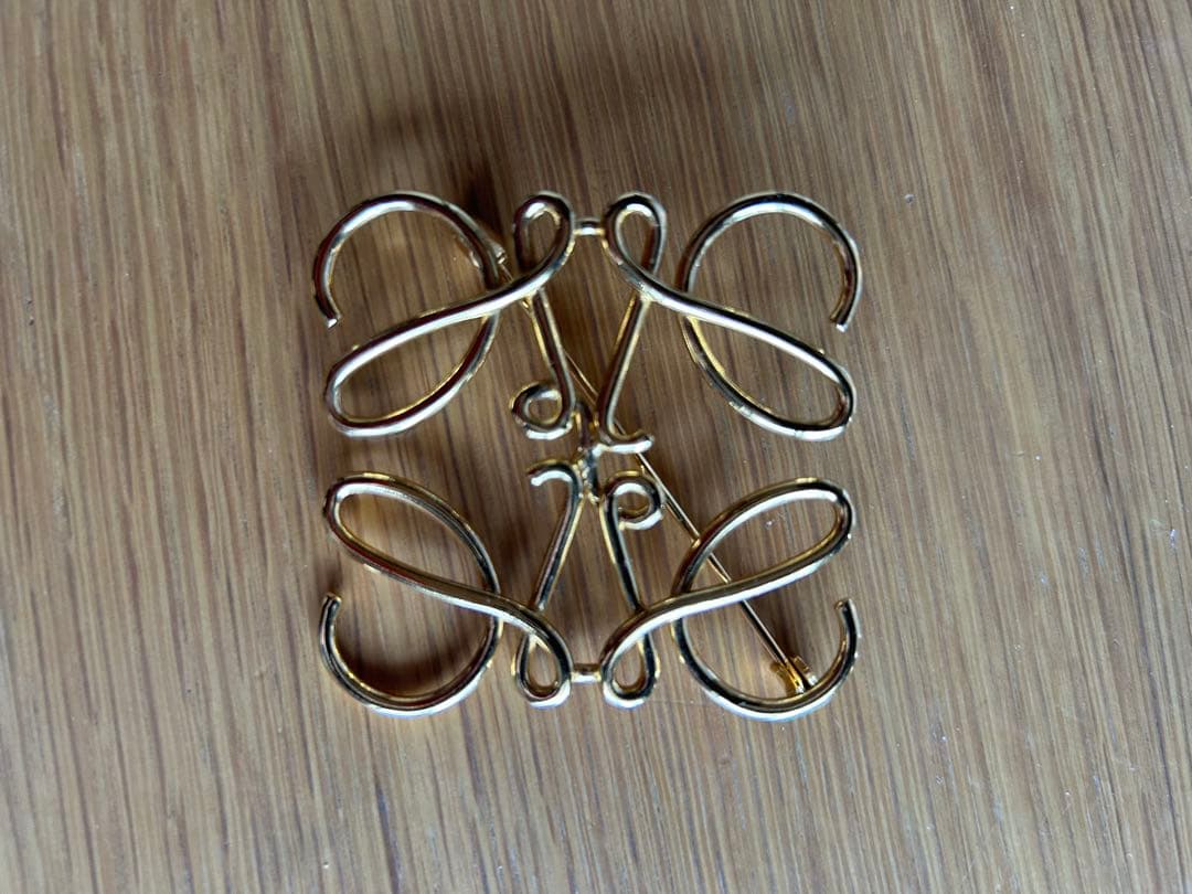 ロエベ　アナグラムブローチ　ゴールドカラー