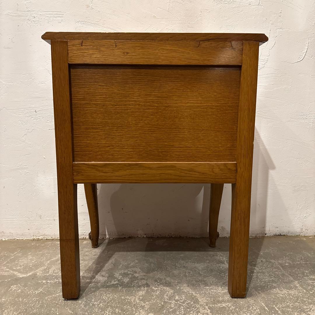 カスミ草ヴィンテージ　木製サイドテーブル　扉収納付き　1