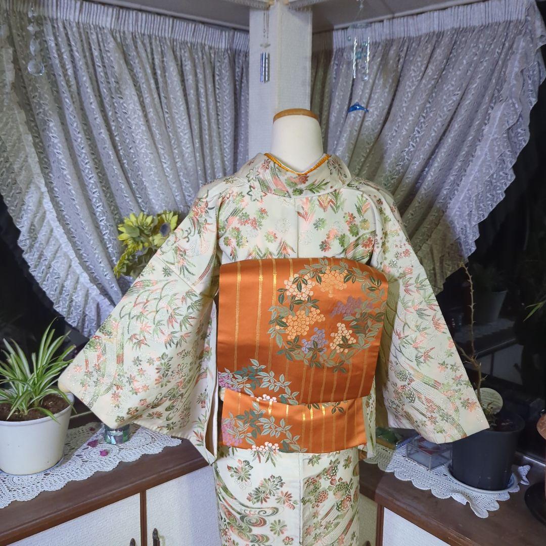 生成り色の地にきらきらと煌めきが美しいアンティークのマジョリカお召のお着物です