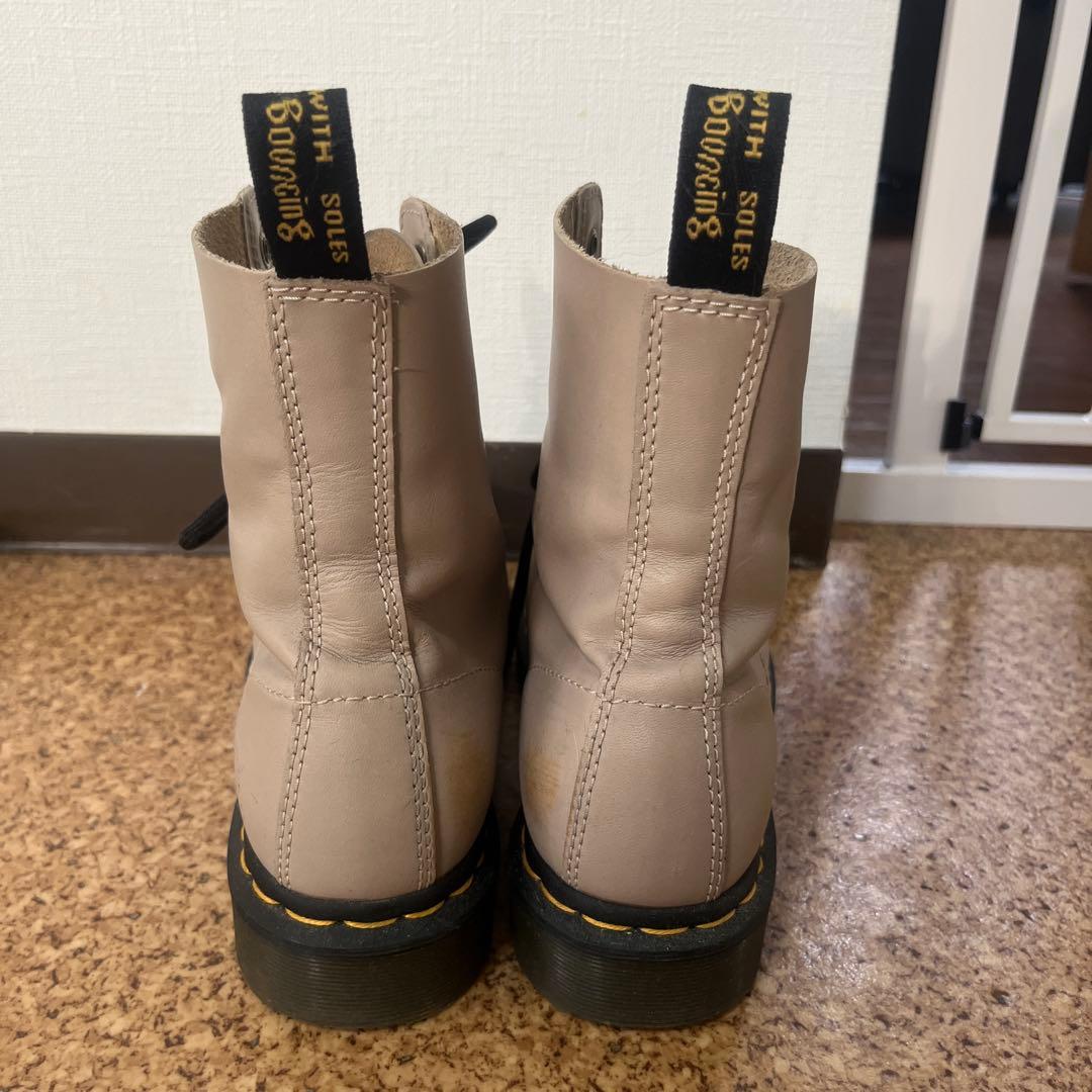Dr. Martens ベージュ ハイカットブーツ