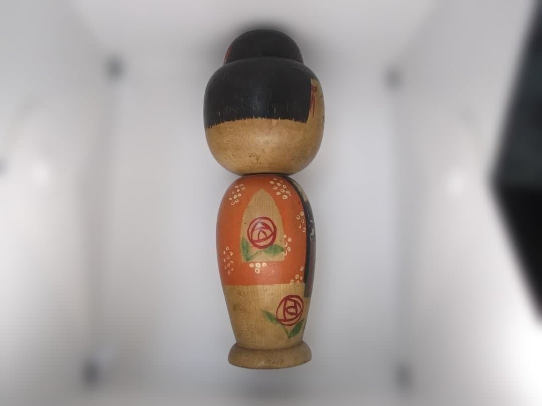 赤い花柄の木製こけし人形