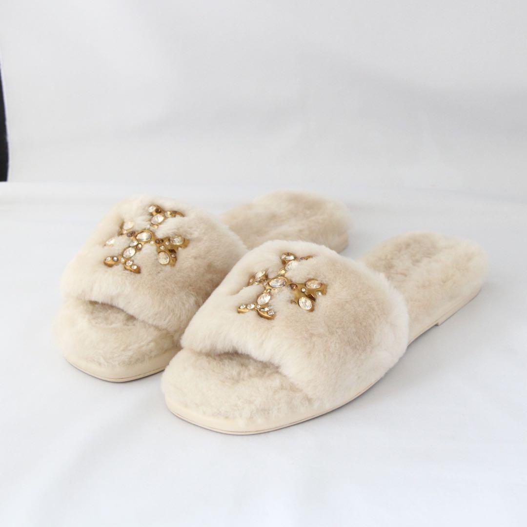 TORY BURCH ふわふわ柔らかファー ダブルＴロゴ ジュエルシアリング