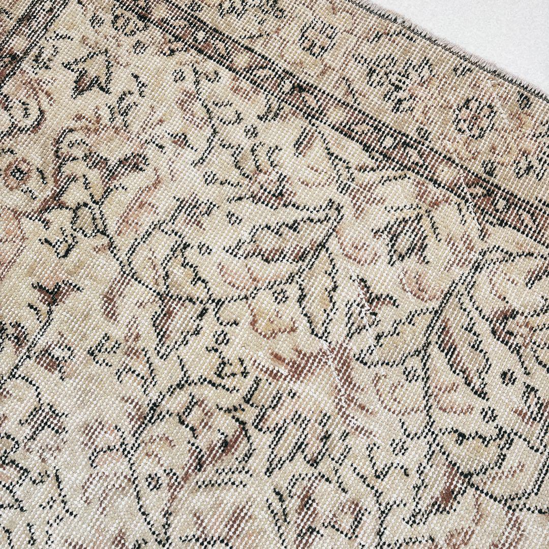 トルコ　ヴィンテージラグ　ベージュ　ブラウン　フローラル